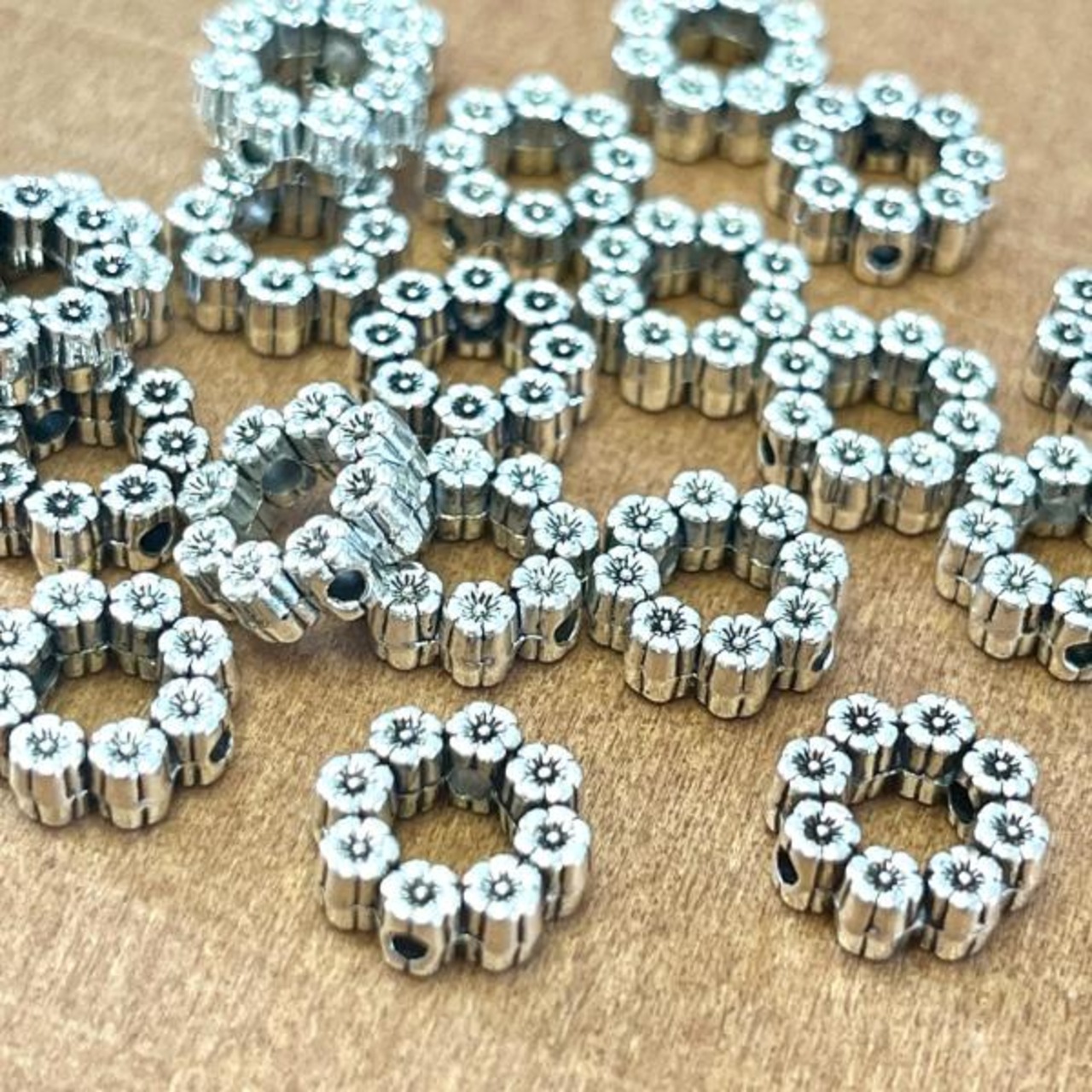【2個】フラワーリングメタルビーズ/スペーサー