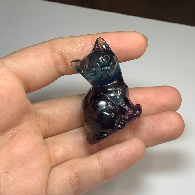 7.ちょこんと座っている可愛いフローライトねこ