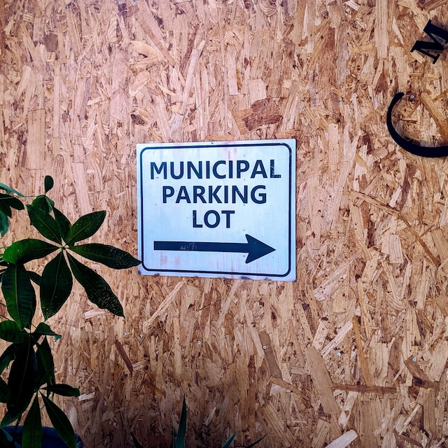 トラフィックサインボード 「MUNICIPAL PARKING LOT」