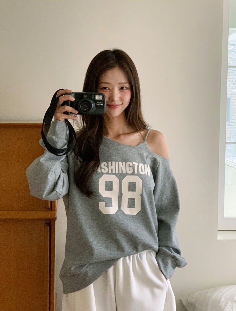 再入庫！！☆aespa ウィンター 着用！！98 Off-shoulder sweatshirt