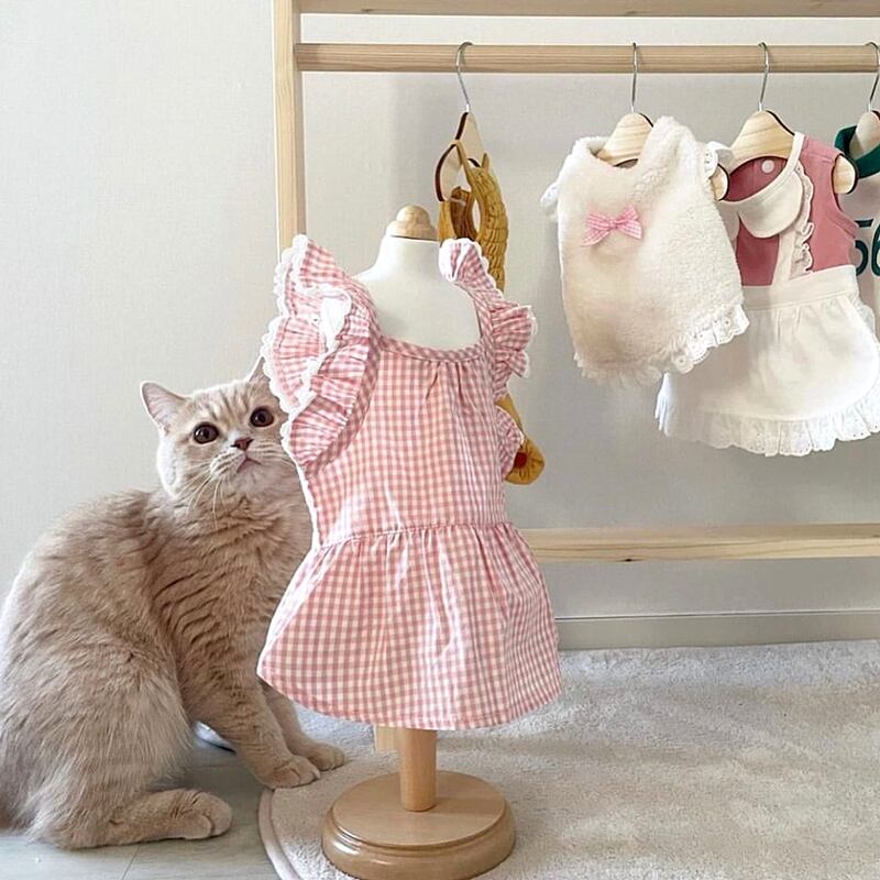 ドッグ 犬 中型犬 小型犬 フレブル チワワ パグ ヨークシャテリア Mダックス ヨークシャー ドッグウェア 室内着 ドレス ワンピース エプロン チェックワンピース フリルワンピース フレア セミフレア かわいい シンプル カジュアル おしゃれ レトロ ラフ 個性的 ラブリー キュート ロリータ チェック ギンガムチェック 春 夏 男の子 女の子 成犬 子ども デート お出かけ パーティー イベント リゾート 旅行 海 プール ビーチ 公園 休日 バカンス ガーデン ショッピング 記念日 庭 朝 散歩