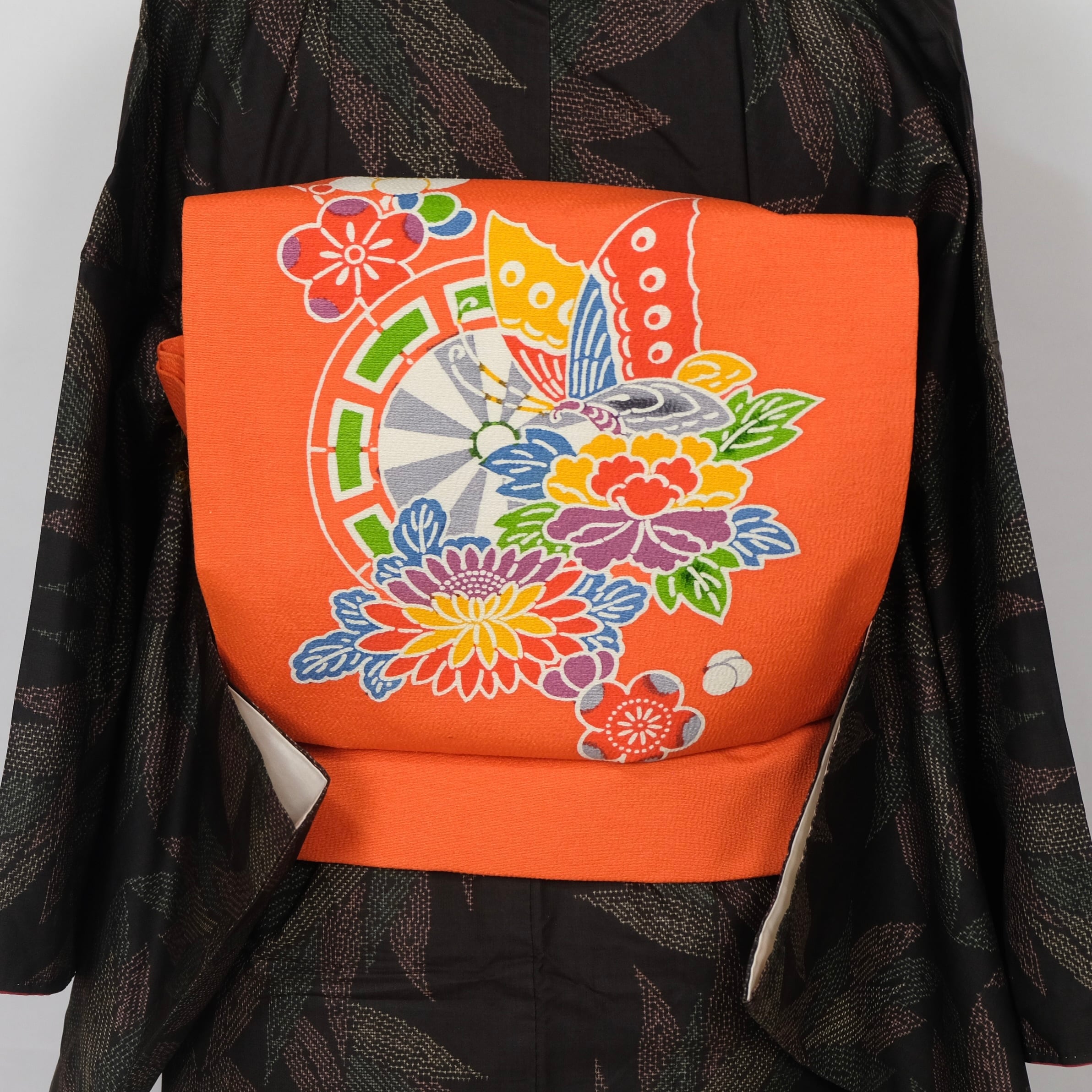 週末から祝日まで限定お値下げ！真紅の色合い　幸せを呼ぶ模様のアダナオールドキリム 紅型風の華やかさ｜オレンジベース蝶々・梅・菊・牡丹柄開き名古屋帯