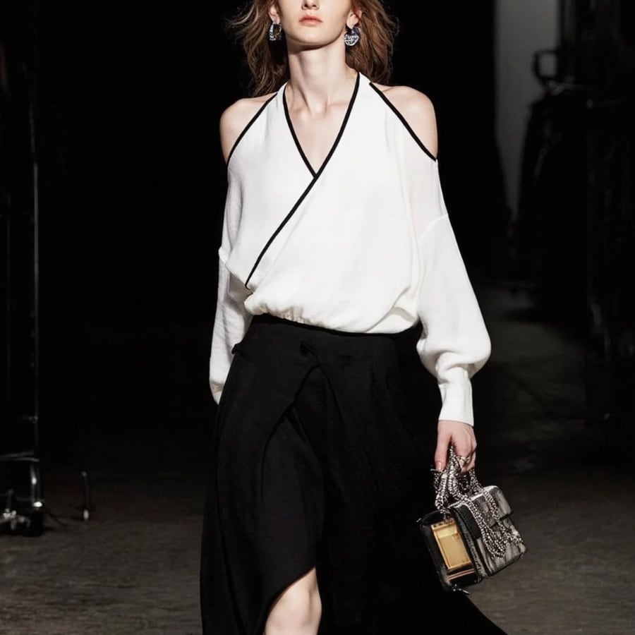 クロス Vネックオフショルダーシャツ