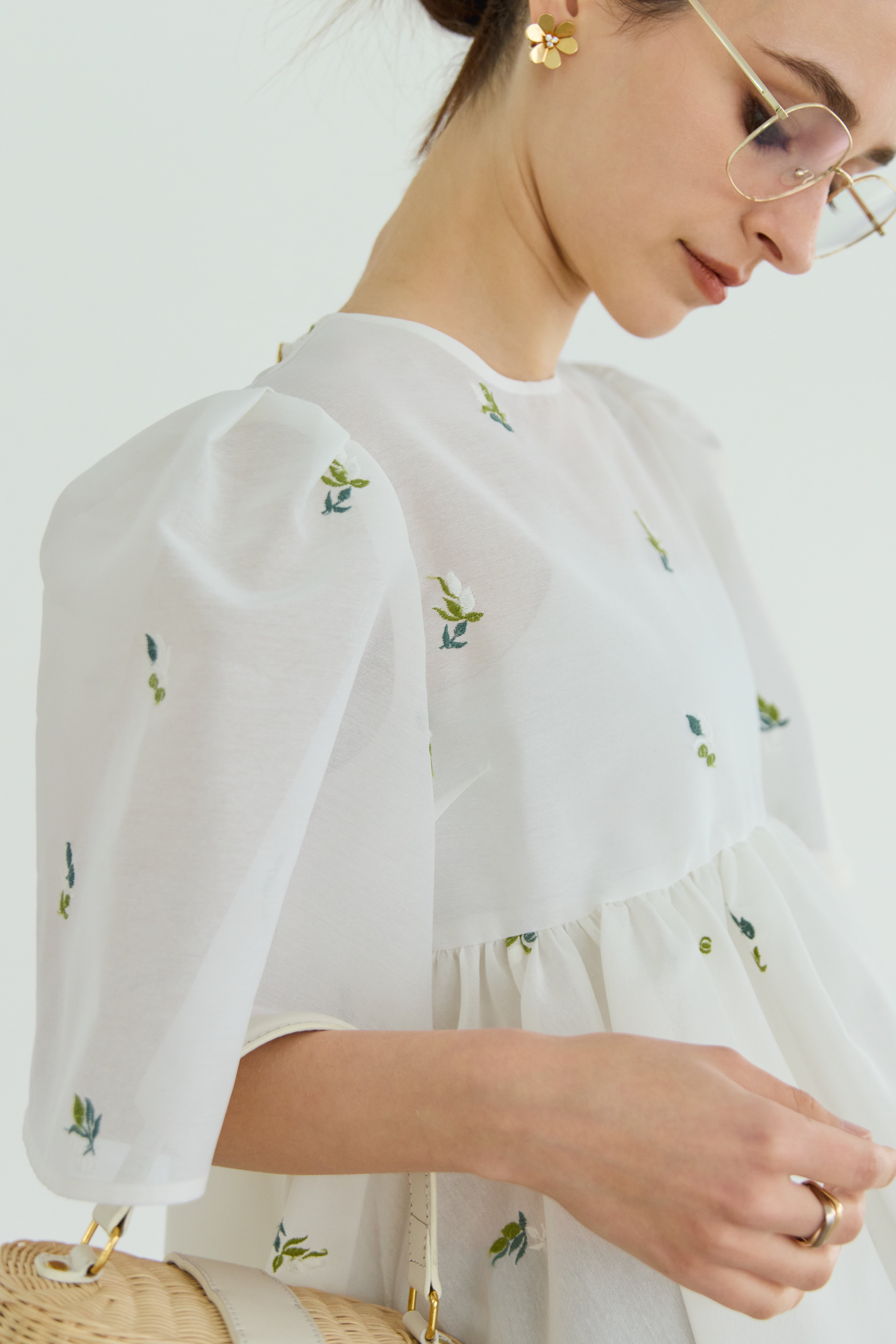 Bell sleeve embroidery blouse | Bluelea