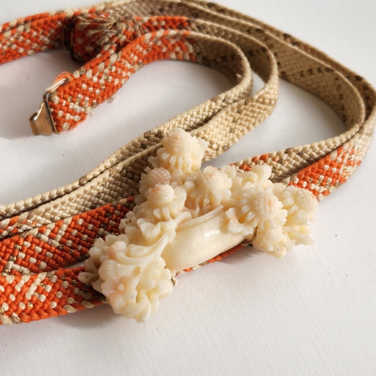 大正昭和 年代物 本珊瑚 帯留め 菊モチーフ 珊瑚 菊彫り 帯留 | 古美術ささき