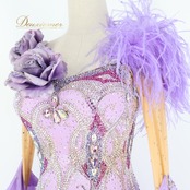 社交ダンス 衣装 チャコット Chacott スタンダードドレス ワンピース スタンダード 紫 フロート レース ファー フェザー デモ 競技 ダンス パーティ 発表会 高級感 豪華 上品 ラベンダー パープル系 パフォーマンス 目立つ 美しい おしゃれ 女性用 コスチューム パーティー衣装 フェミニン