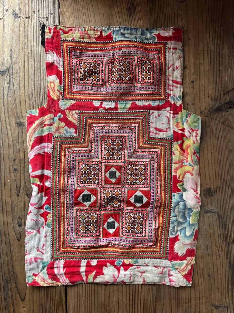 古布モン族手刺繍布後ろ襟・古木チーク額装 モン族 手刺繍布⑤ 古布 | bami モン族スカート通販
