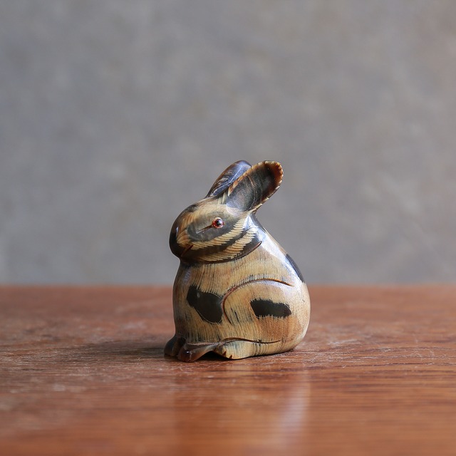 水牛の角から生まれた、艷やかなウサギ