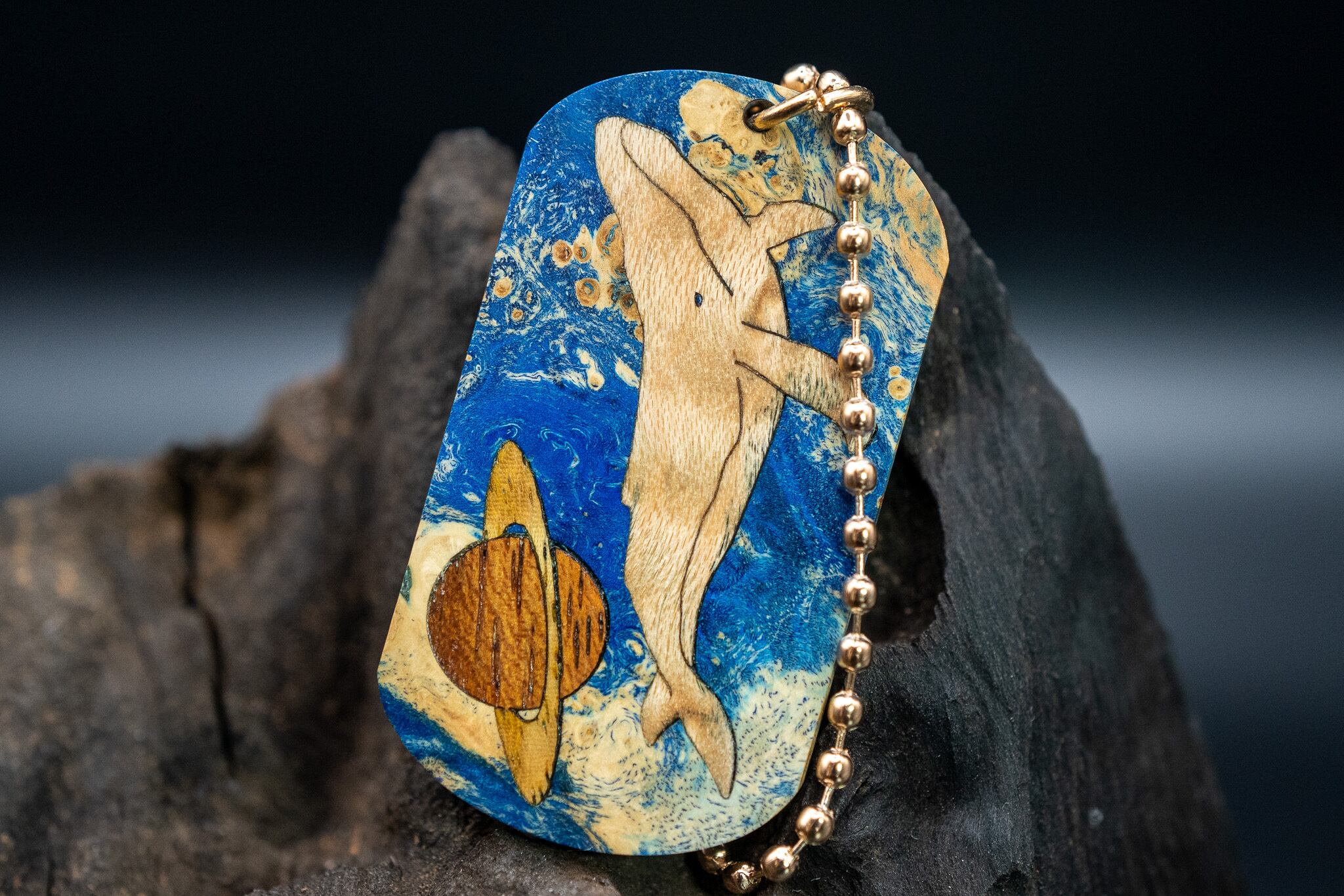 スタビライズウッド メープルバール ドッグタグ 象嵌 勇魚と惑星