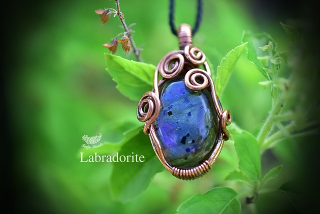 蒼い紋章★wire wrapping ブルーラブラドライト ネックレス731