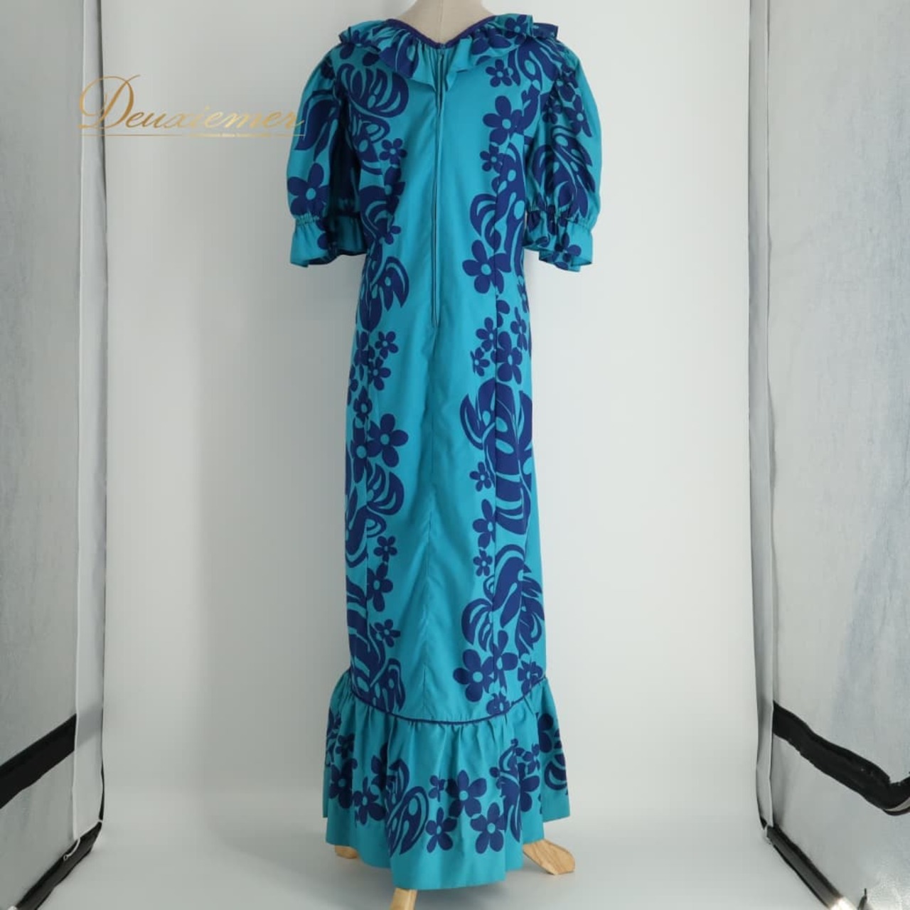 フラダンス 衣装 MUU MUU FACTORY ムームーファクトリー ワンピース ブルー系 モンステラ柄 花柄 植物柄 ハワイアンプリント ハワイアン アロハ フラ ダンス レッスン 練習 フリル 青 紺 ネイビー系 ハワイアンダンス 華やか 鮮やか かわいい おしゃれ 上品 さわやか ハワイ製