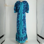 フラダンス 衣装 MUU MUU FACTORY ムームーファクトリー ワンピース ブルー系 モンステラ柄 花柄 植物柄 ハワイアンプリント ハワイアン アロハ フラ ダンス レッスン 練習 フリル 青 紺 ネイビー系 ハワイアンダンス 華やか 鮮やか かわいい おしゃれ 上品 さわやか ハワイ製