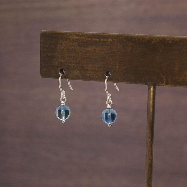 ブルーフローライト６ミリ玉ピアス（イヤリング）