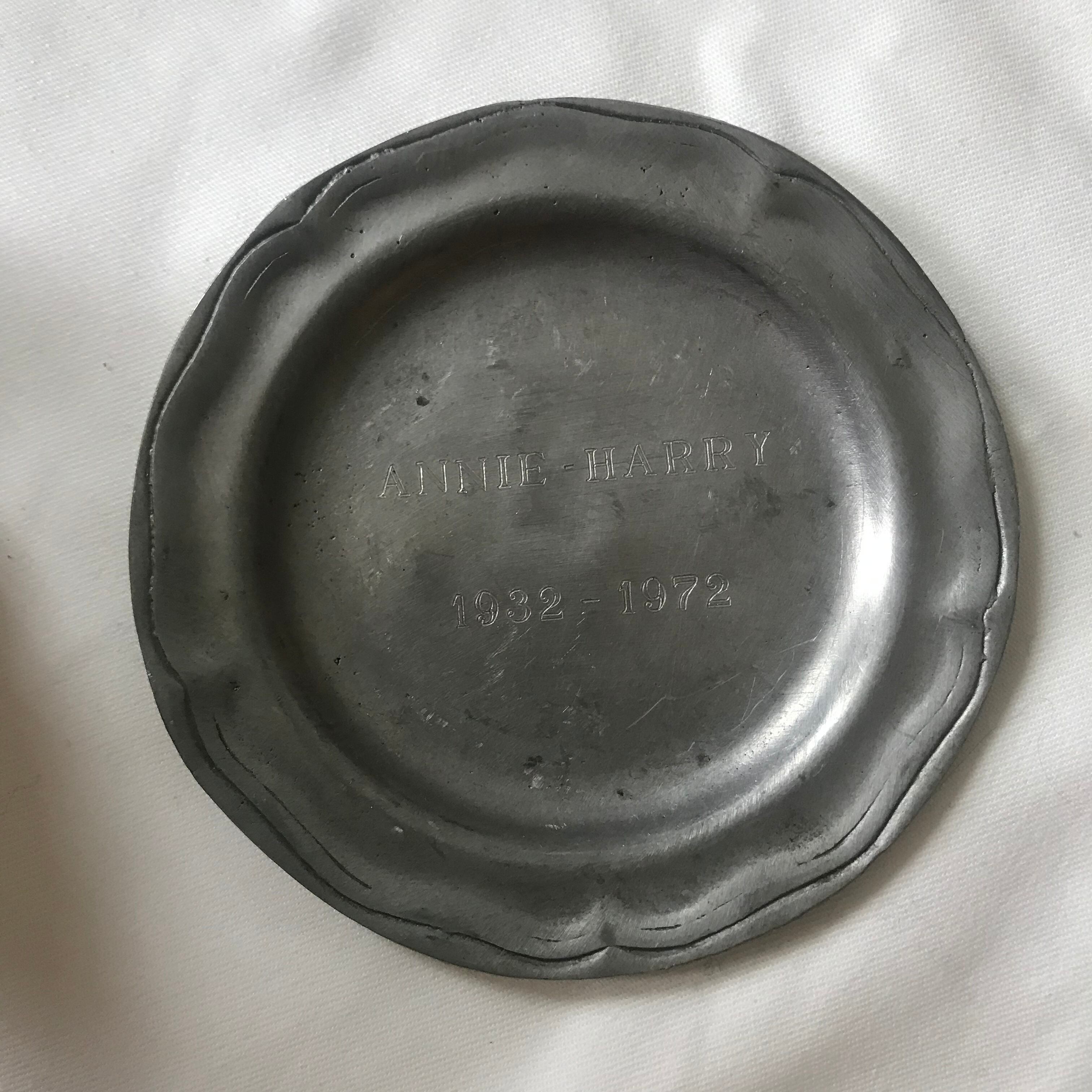 ピューターの花リムの11cmのプレート