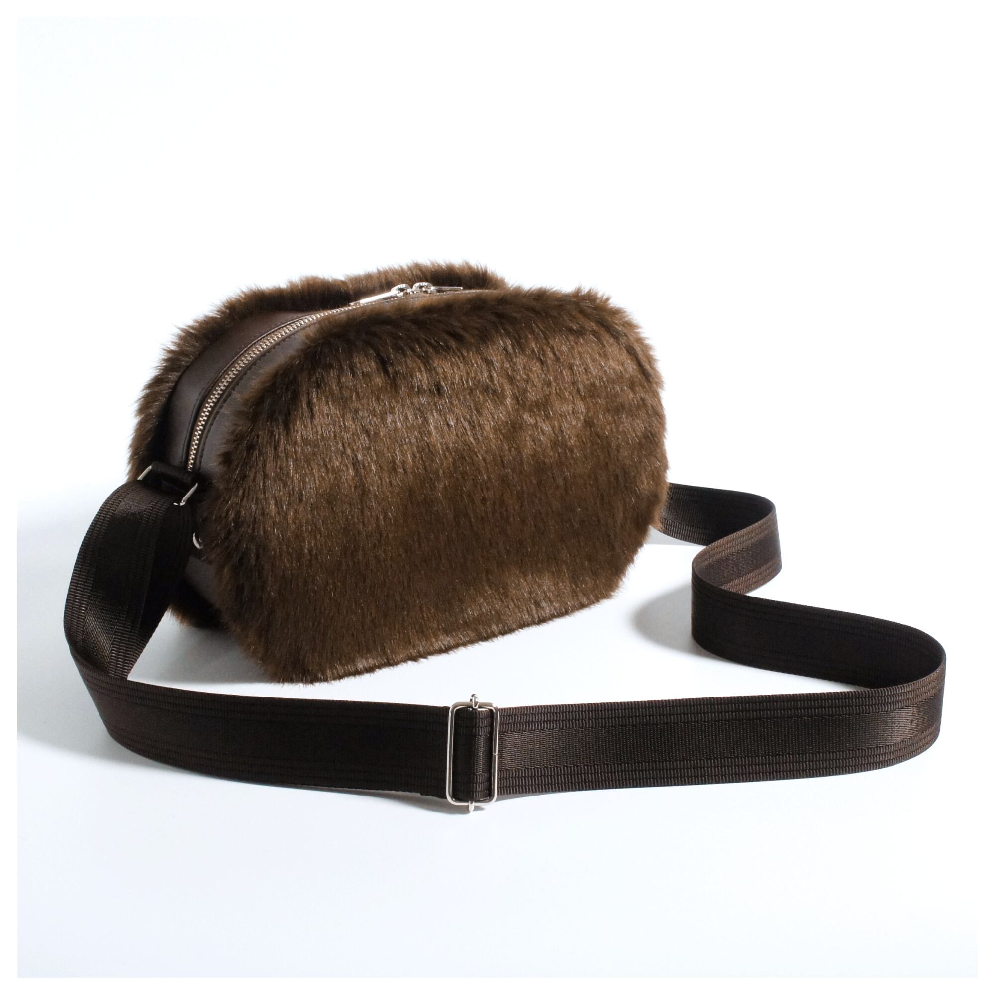 おしゃれしてお出かけしたくなるふわもこフェイクファーの大人なショルダーバッグ（チョコレートブラウン）[ エコファー ファーショルダー ファーバッグ  茶色 冬バッグ プレゼント ギフト 女性 レディース ]