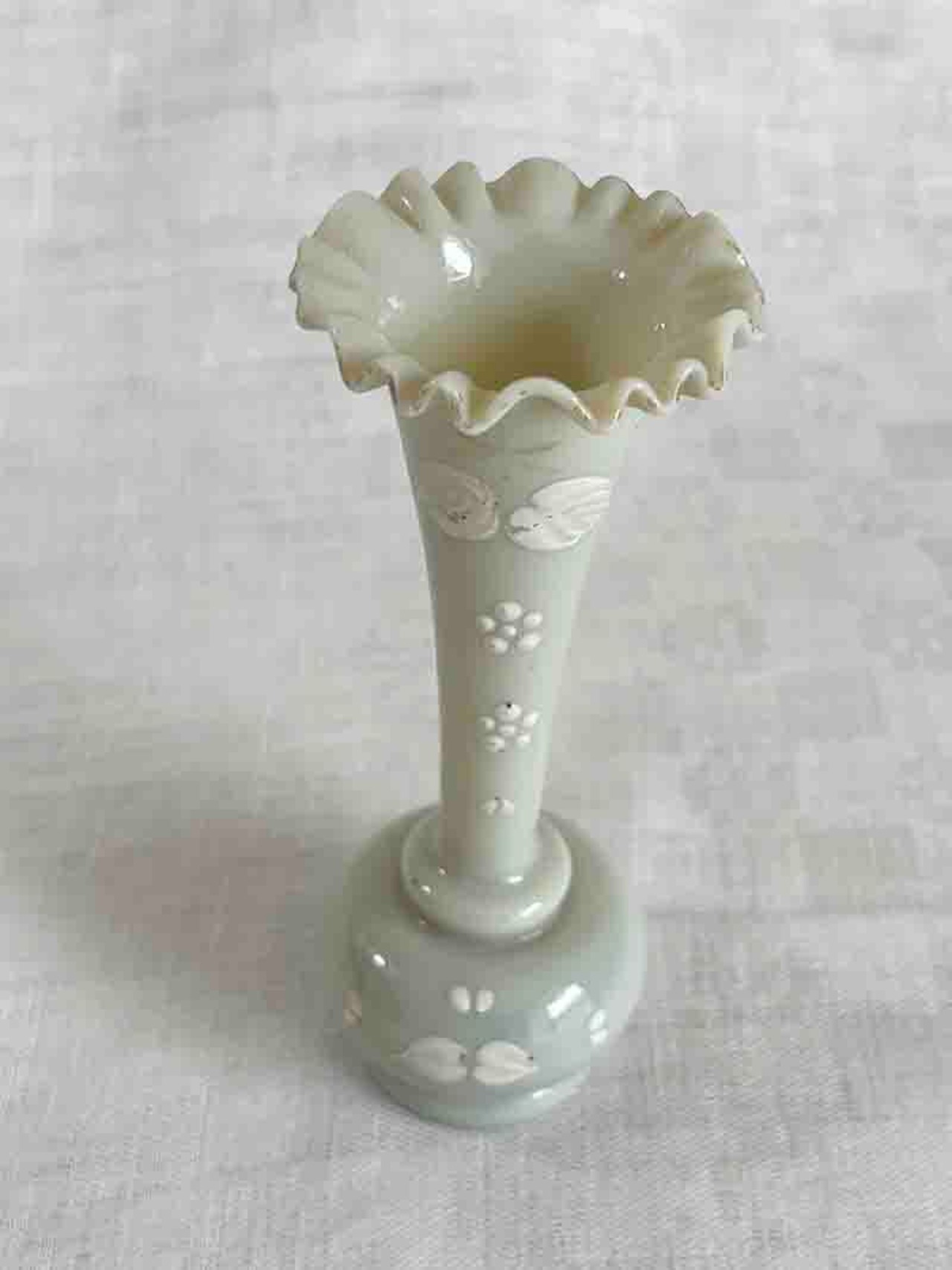 フラワーベース　花瓶　オパーリンガラス　1輪挿し　ミルクホワイト　エナメル彩色　オブジェ　19otj9　　　　