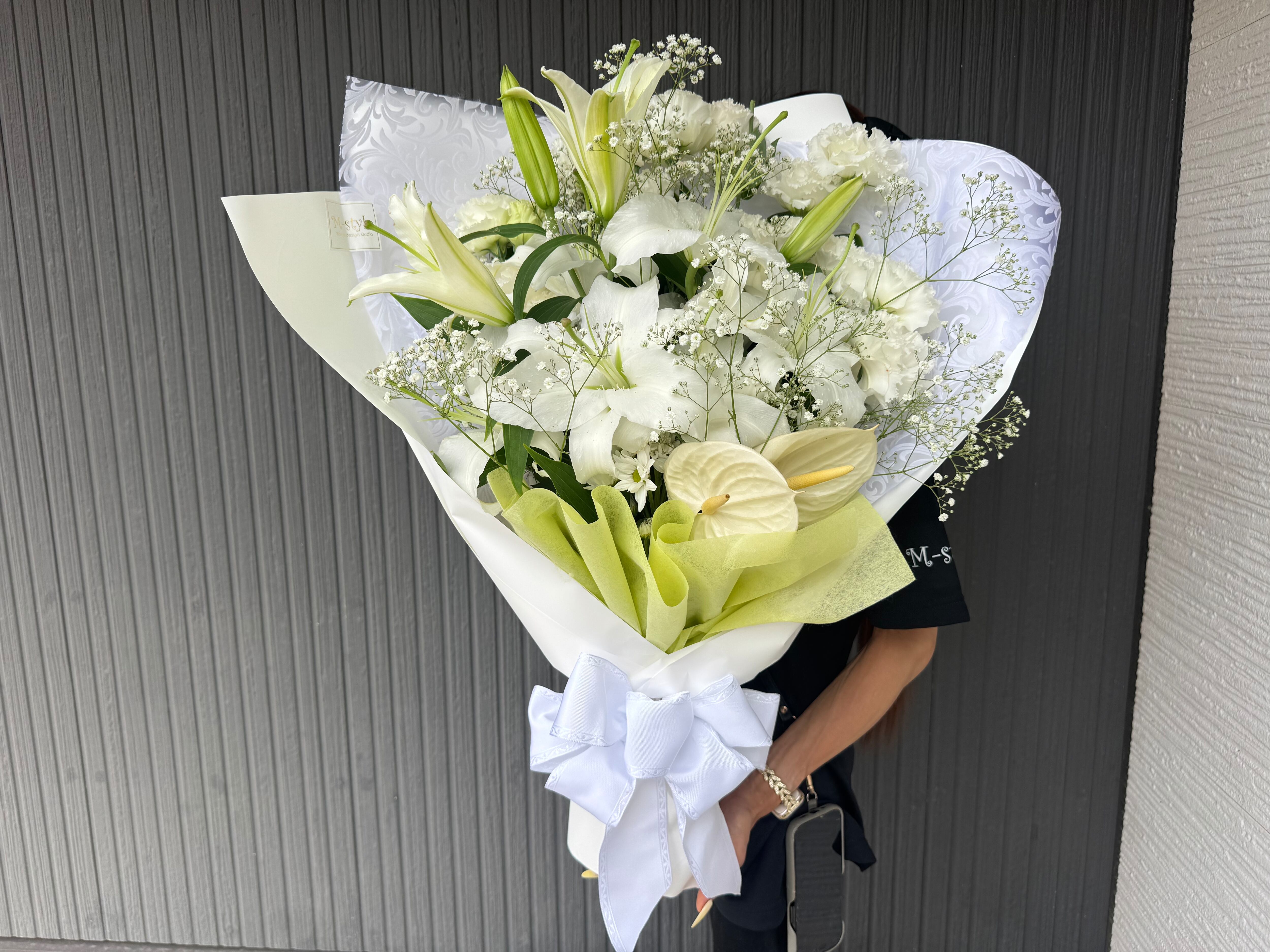 清らかな白とグリーンのやさしい花束