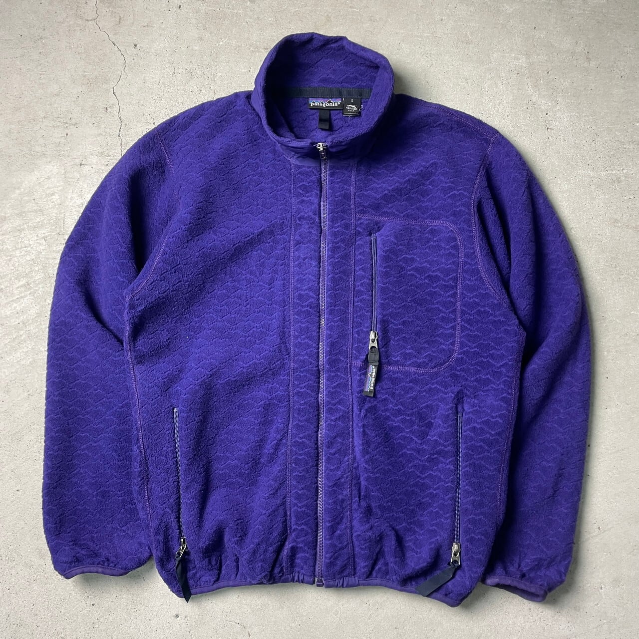 90年代 USA製 patagonia パタゴニア フリースジャケット フルジップ エンボス加工 メンズS 古着 90s VINTAGE ヴィンテージ  フルジップ アウトドア パープル 紫色【フリースジャケット】/パープル【SS2401-30】 | cave 古着屋【公式】古着通販サイト