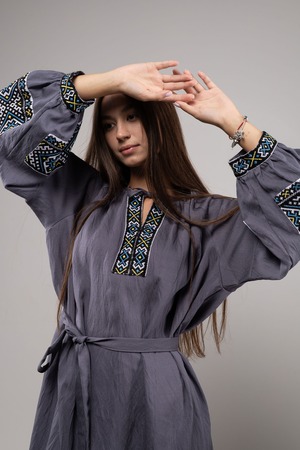 ウクライナ刺繍ヴィシヴァンカ グラージュ・ニジンカ（平行縫い）　手刺繍　ワンピース　麻　レディース・フリーサイズ