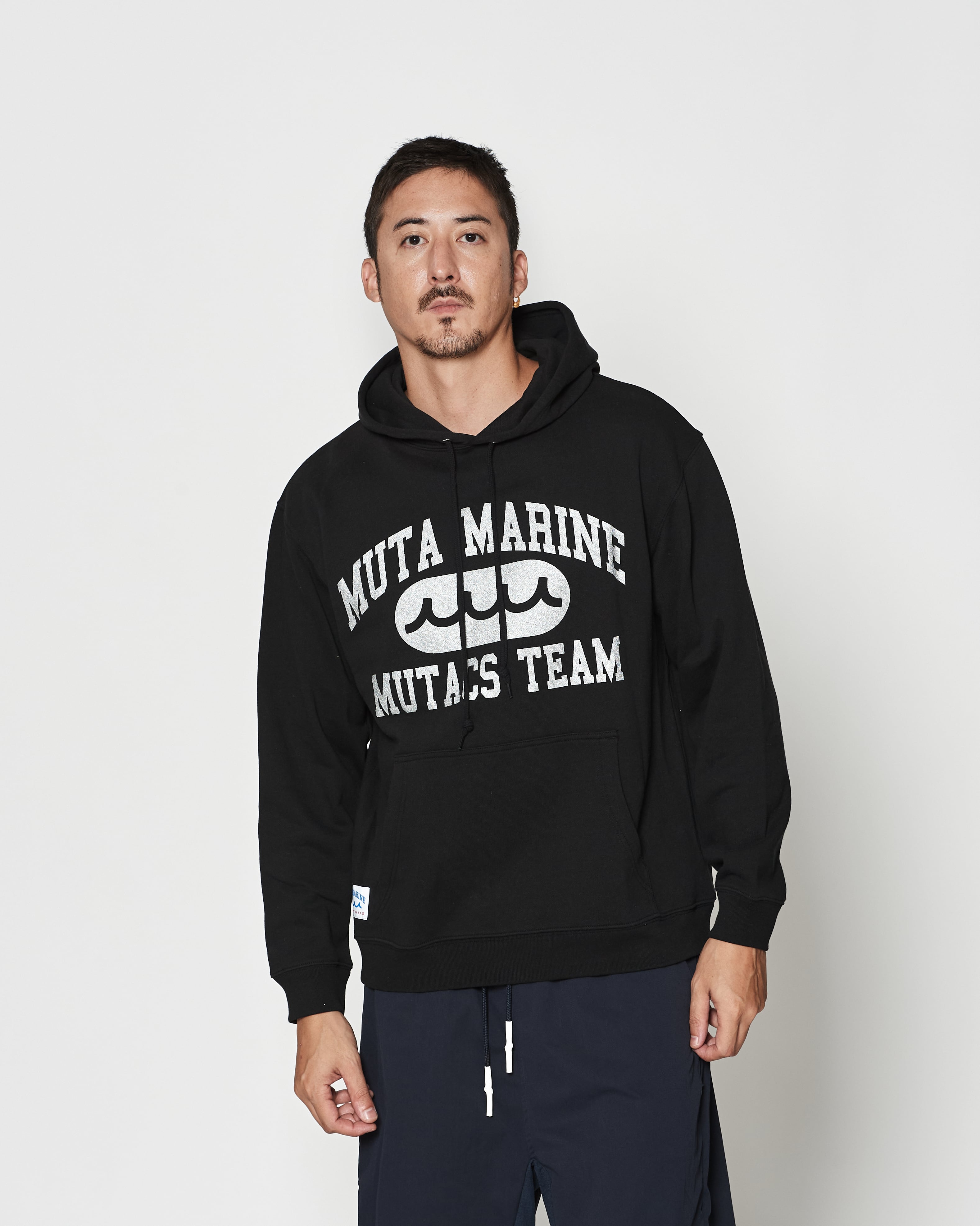 極美品 muta MARINE ACANTHUS カレッジロゴ パーカー XL 予約販売1月下旬～2月中旬入荷】muta MARINE × ACANTHUS カレッジロゴ