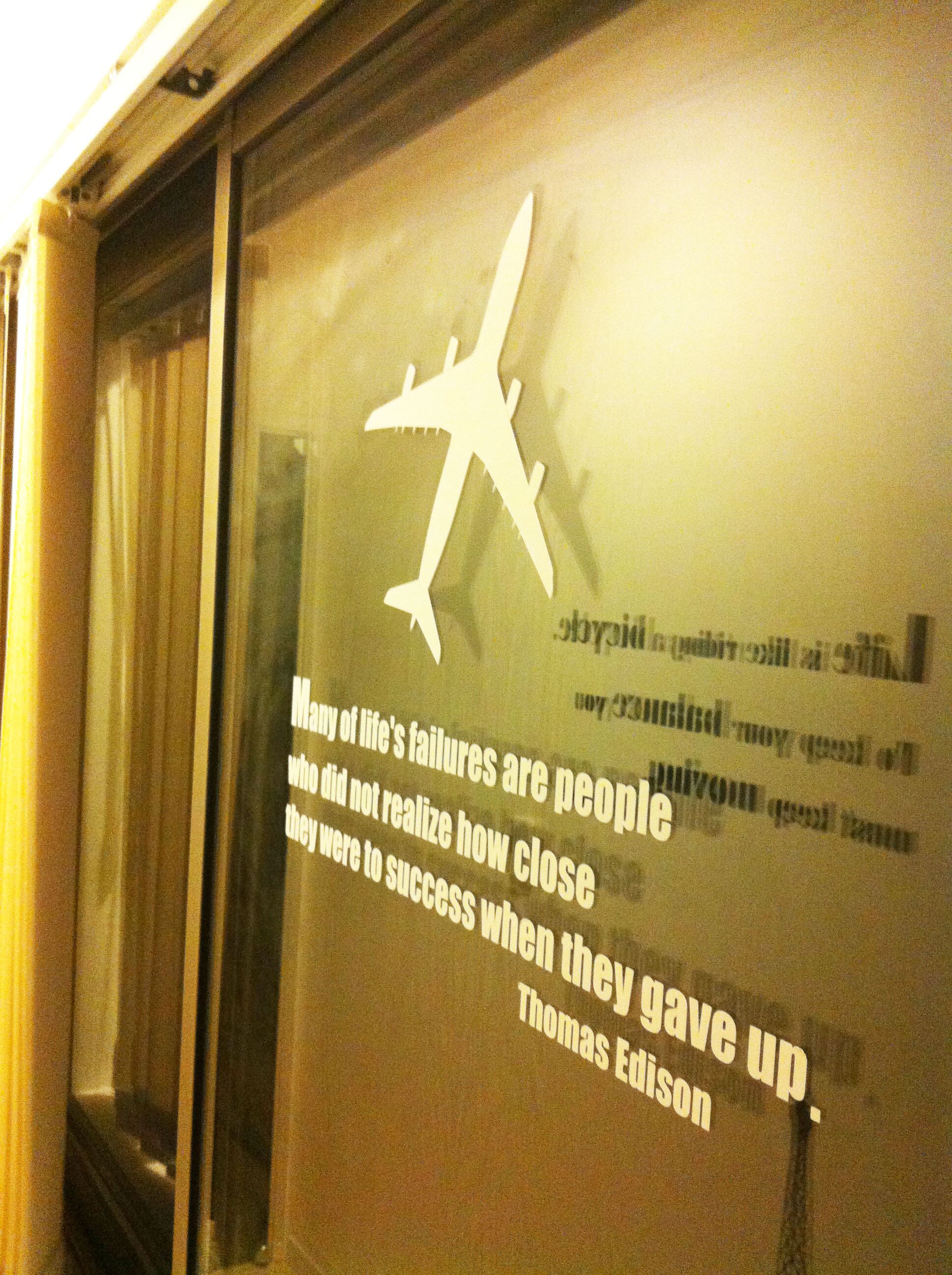 おしゃれインテリアの極み マハトマ ガンジー 名言の壁飾り ウォールステッカー 偉人 名言 英字の言葉 モノトーン Interiorwall インテリアウォール 本店