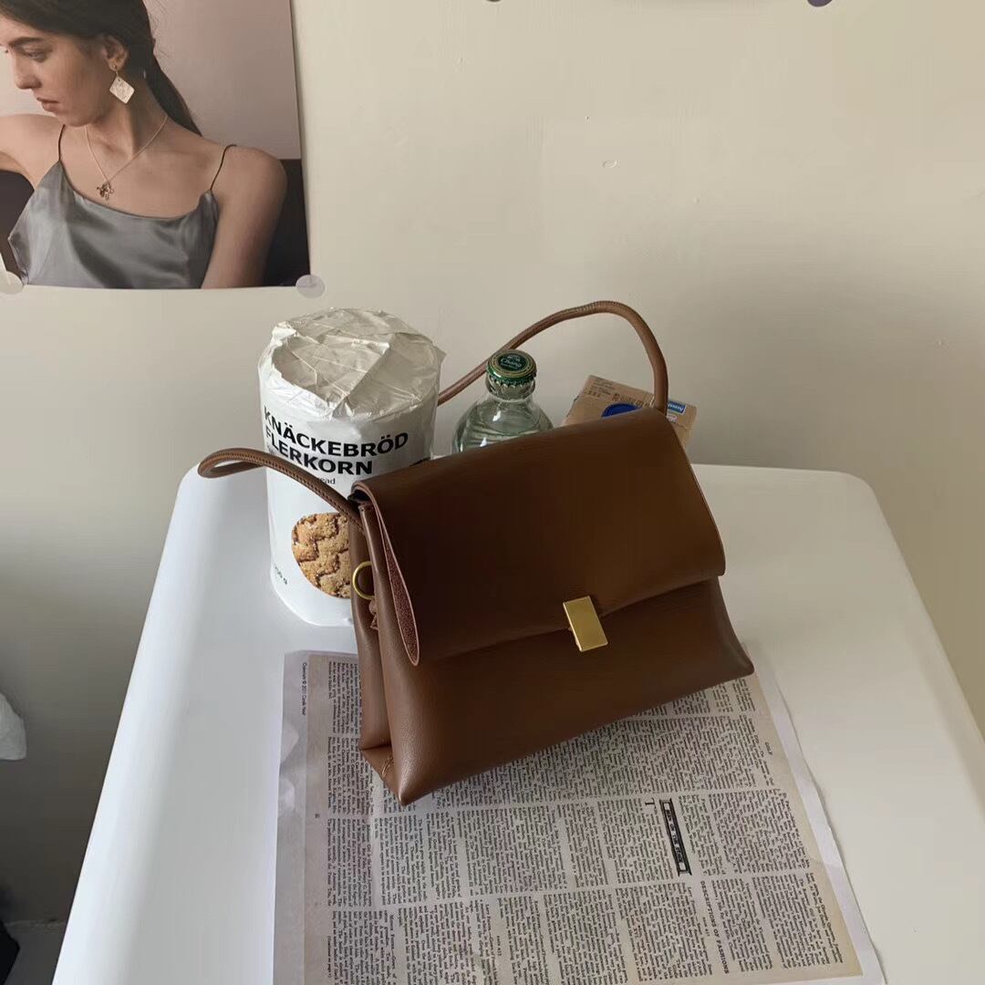 フラップショルダーバッグ