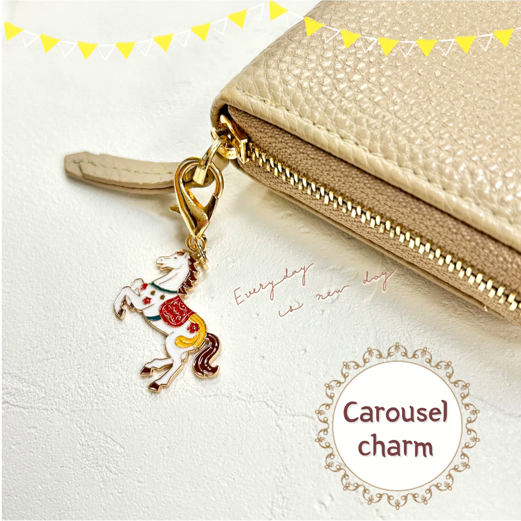 【 回転 木馬 チャーム 】 メリーゴーラウンド カルーセル ゴールド 馬 午年 乗馬 馬主 競馬 ウマ うま 可愛い マルチ ホルダー 鍵 ポーチ バッグ 固定 学校 目印 プレゼント ワンポイント おしゃれ 小物 雑貨 アクセサリー