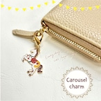 【 回転 木馬 チャーム 】 メリーゴーラウンド カルーセル ゴールド 馬 午年 乗馬 馬主 競馬 ウマ うま 可愛い マルチ ホルダー 鍵 ポーチ バッグ 固定 学校 目印 プレゼント ワンポイント おしゃれ 小物 雑貨 アクセサリー