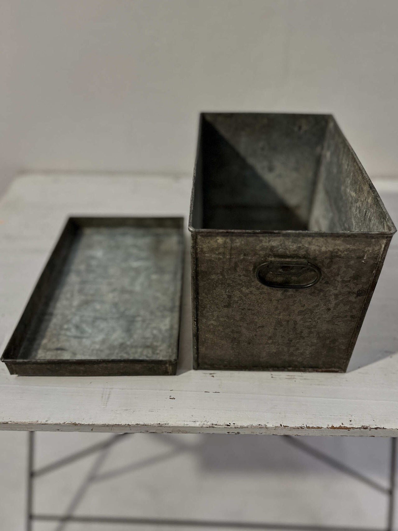 楕円取っ手のブリキ蓋付きボックス