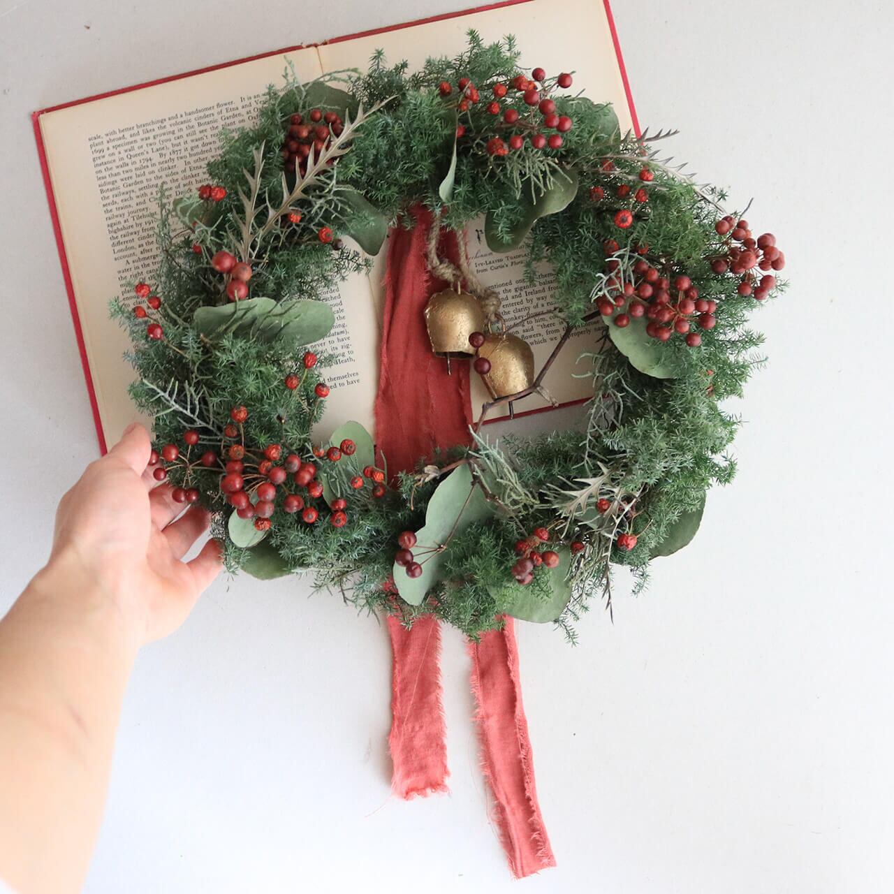 1点もの 約直径30cm 】サンキライの実と赤い野バラの実の大きめ