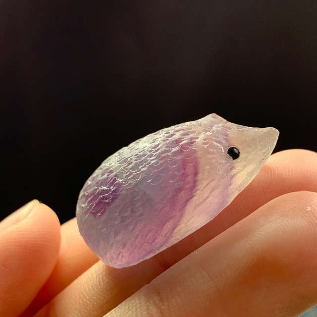 64不思議な色合いフローライトハリネズミさん