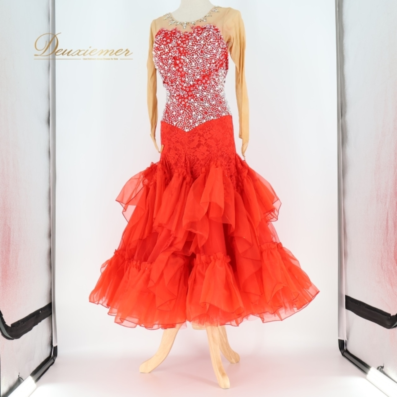 社交ダンス 衣装 スタンダードドレス ドレス ワンピース 赤 フリル レース デモ 競技 ダンス パーティ 発表会 豪華 華やか 真っ赤 上品 レッド系 フリルレース おしゃれ デザイン 競技用 衣装 女性用 パフォーマンス ステージ衣装 ステージパフォーマンス