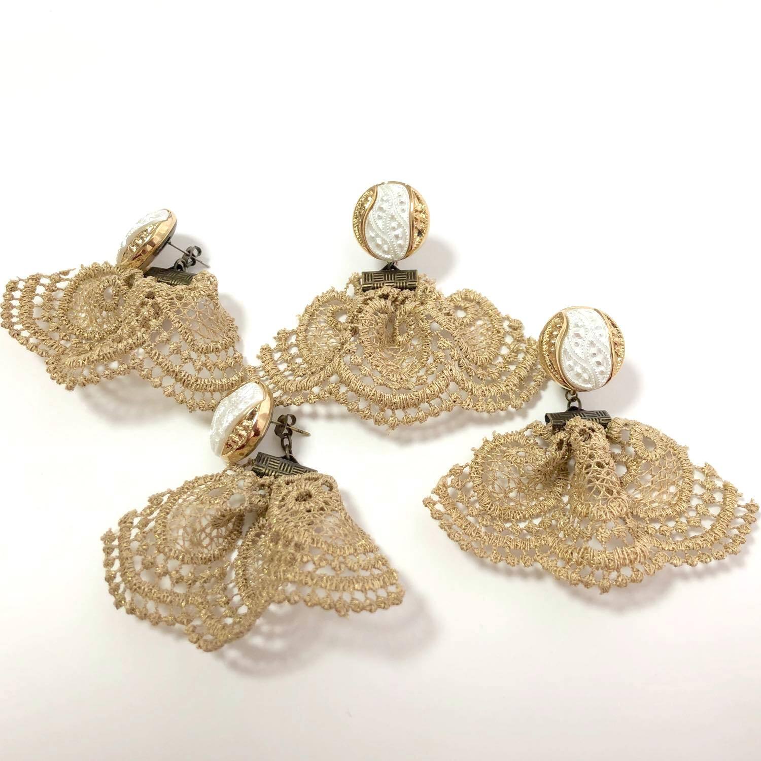 つぶつぶトップとゴールドレースタッセルの〈ピアス/イヤリング