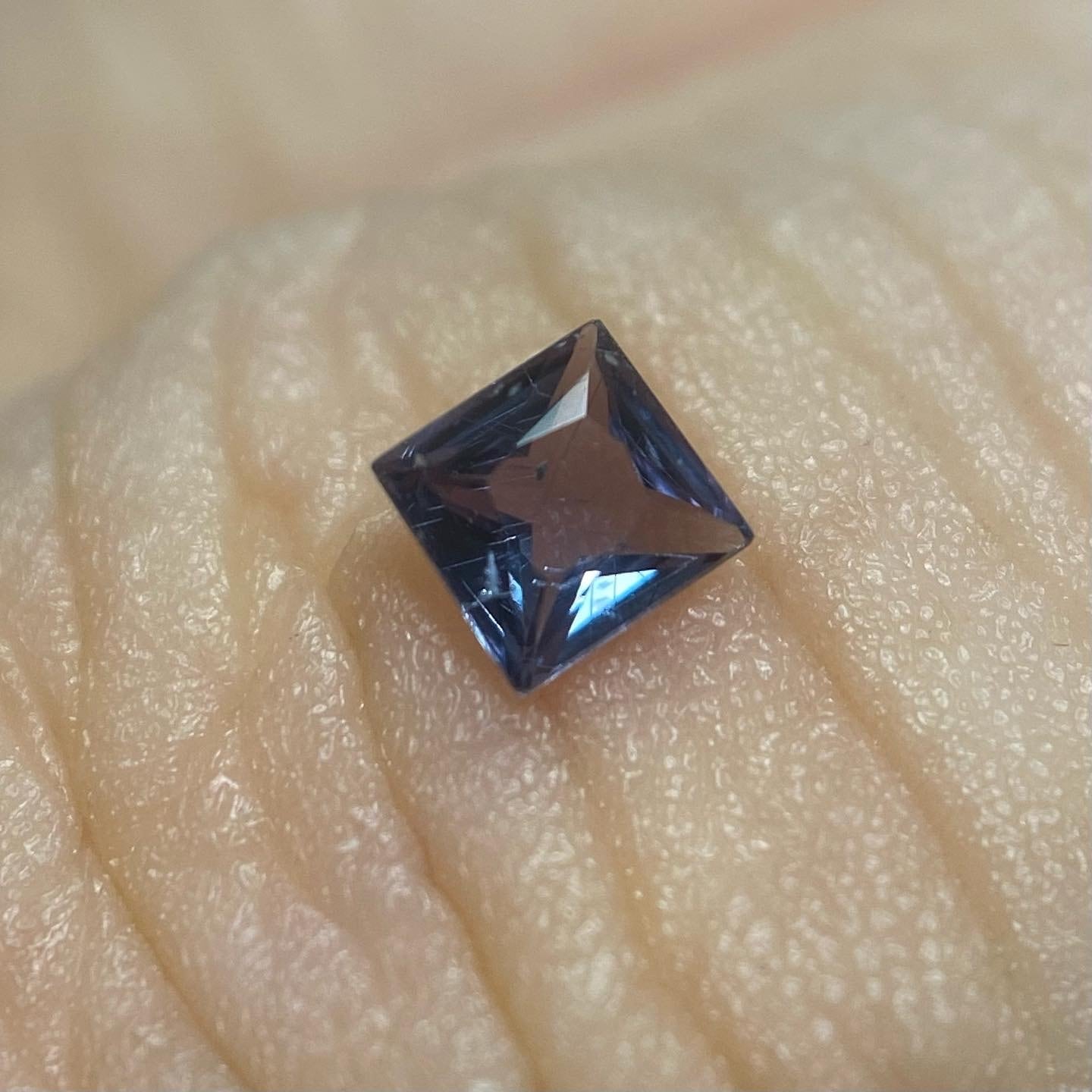 変身する石 ベキリーブルーガーネット1