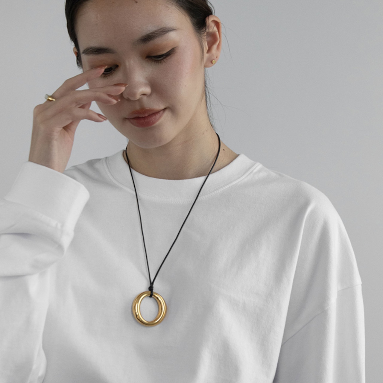 【ネコポス便】ネックレス 長さ調節可能 オーバル リング 革紐ネックレス コードチョーカー 紐 スライド 革紐 ネックレス 金属アレルギー対応 サージカルステンレス トレンド 2419