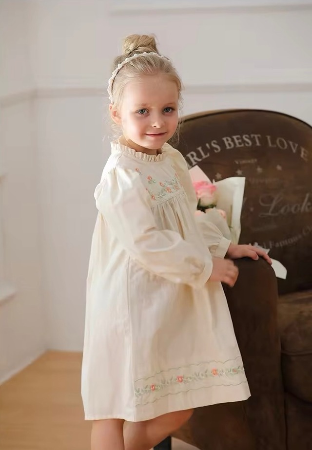 【取寄】パッと明るくなる刺繍たっぷりの淡色フリルワンピース