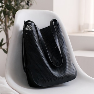 マイクロパンチングジオメトリックトート　3598