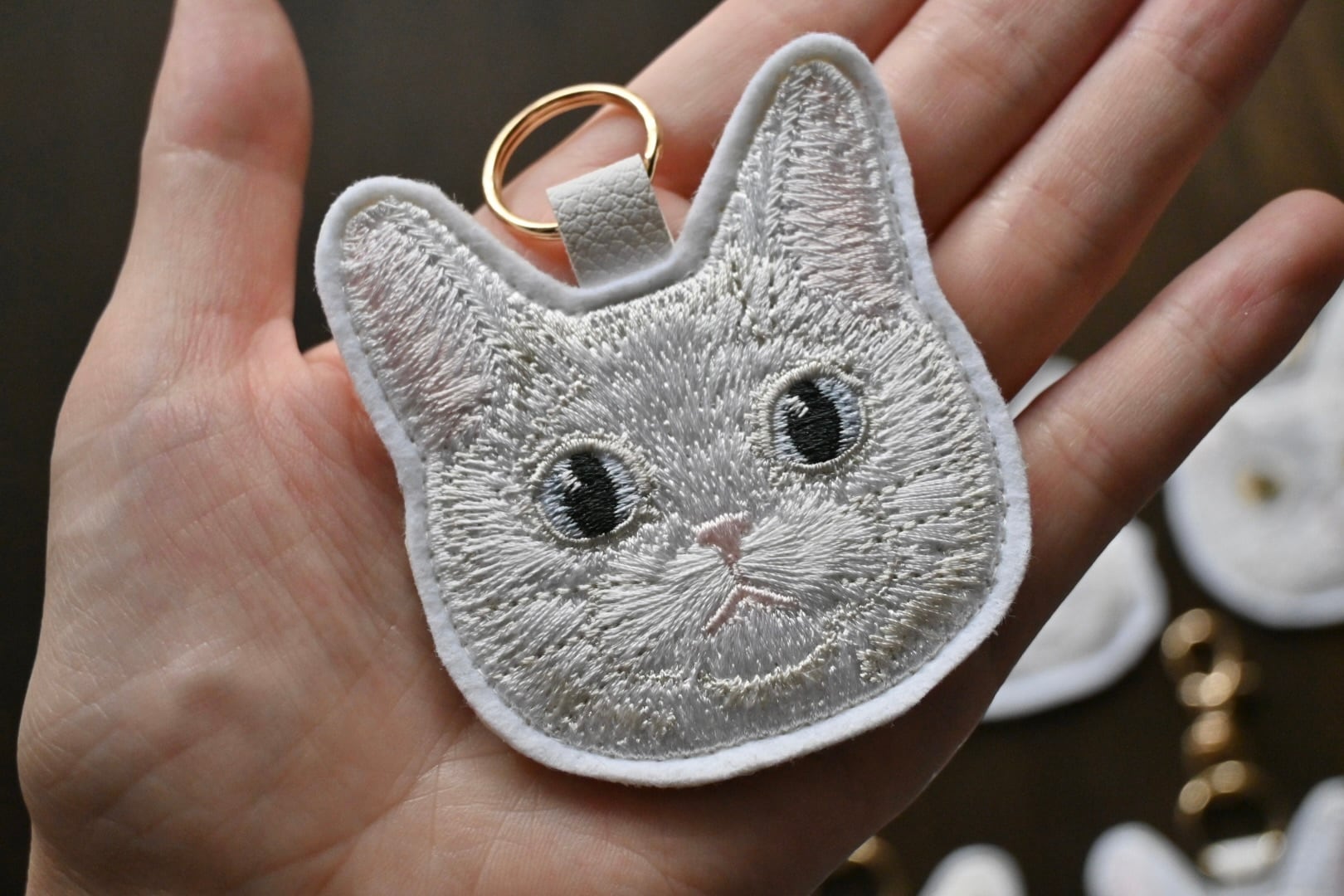 白猫ちゃんのキーホルダー【短毛】 | 猫と暮らす洋裁店