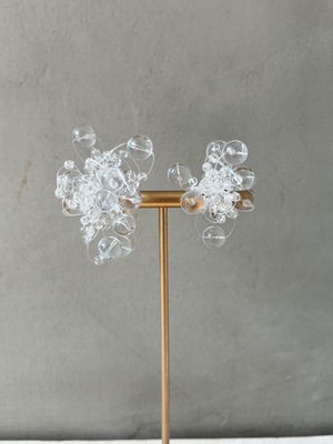パールシャワーのアシンメトリーピアス／イヤリング