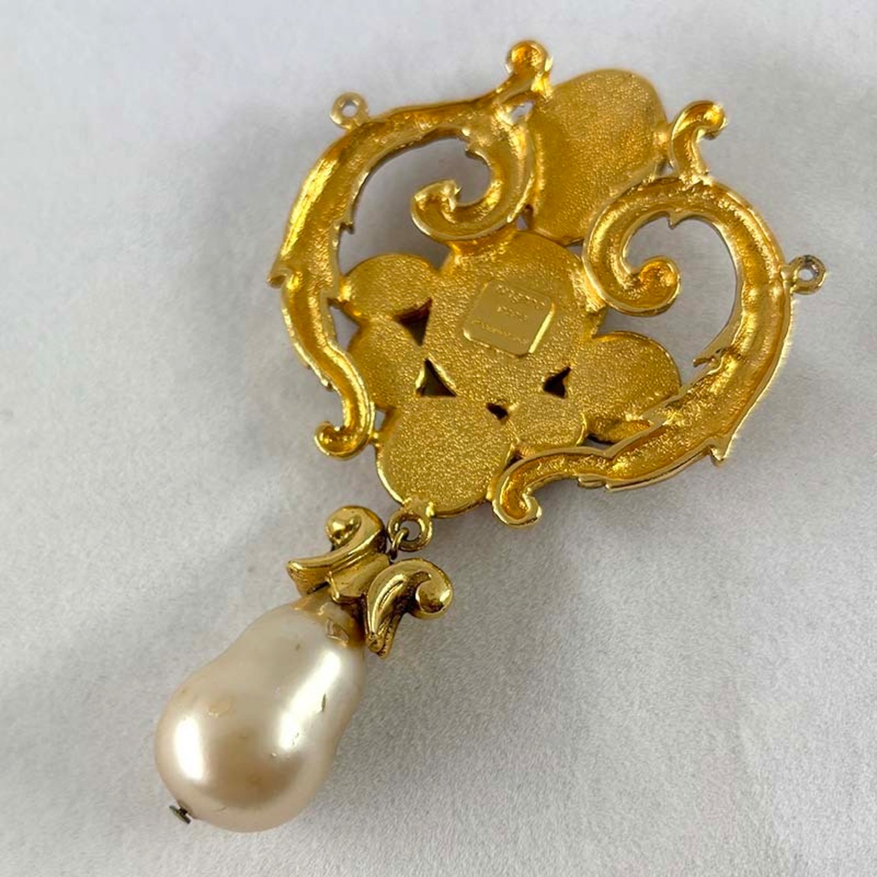 ペンダントトップ　ウンガロ　Ungaro 7色ガラスカボションとゴールドカラー　大粒パール 11acl65