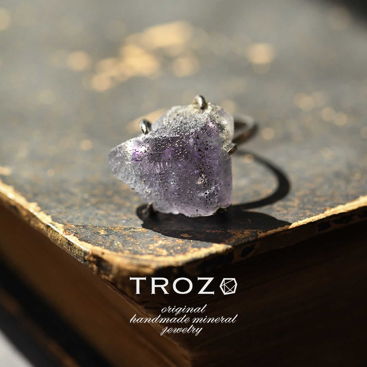 フローライト | TROZO 鉱物原石の天然石アクセサリーブランド