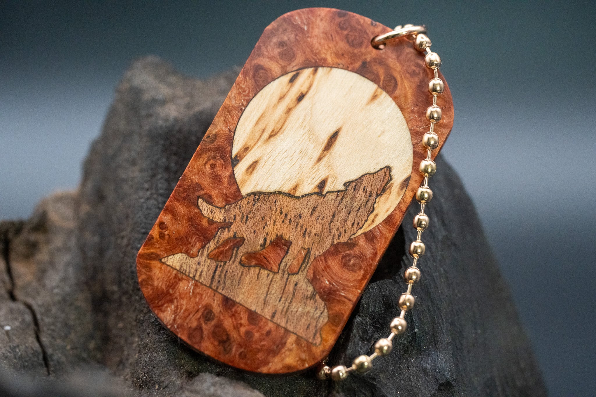 【朱色の銘木】本花梨瘤 ドッグタグ 象嵌 月と狼