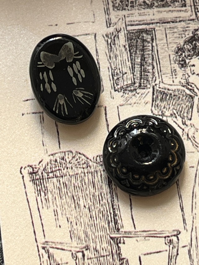 【ヴィンテージ ボタン】ガーリー 約1.7cm、1.5cm アンティークパーツ ハンドメイド素材に／2個