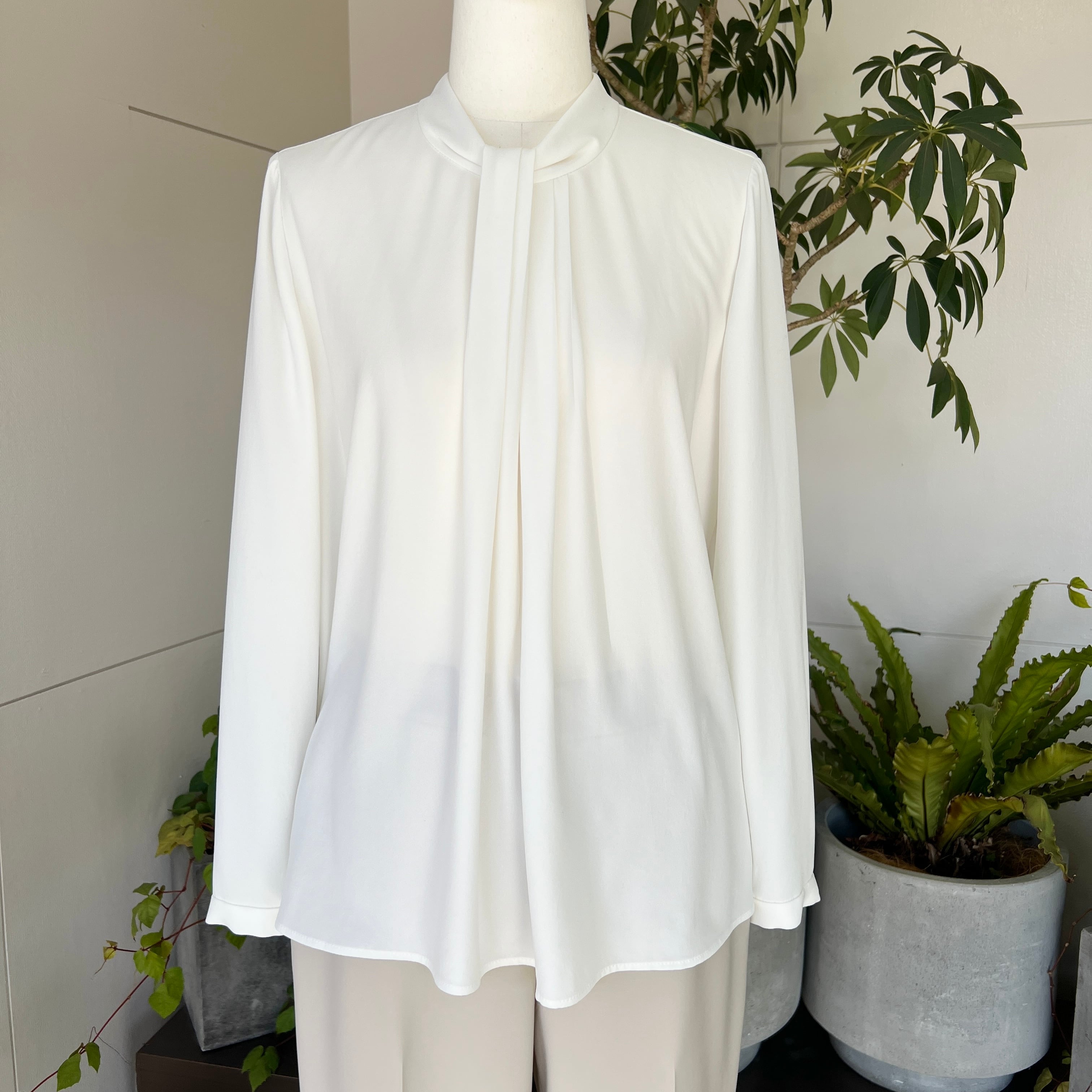 ボウタイ風ブラウス《PASSIONE パシオーネ》 | Casablanca (カサブランカ)