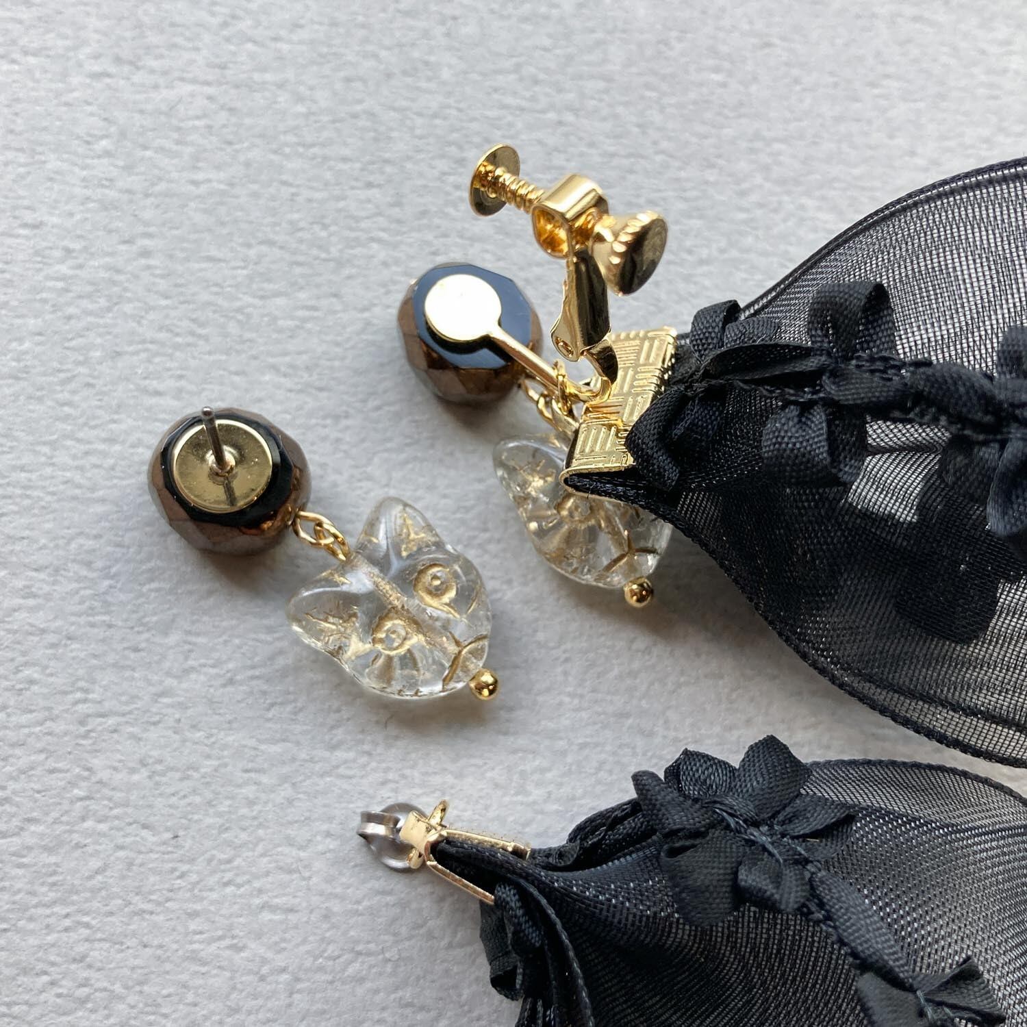 ブラックリボンとクリア猫の〈ピアス/イヤリング〉 | Dua-アクセサリー
