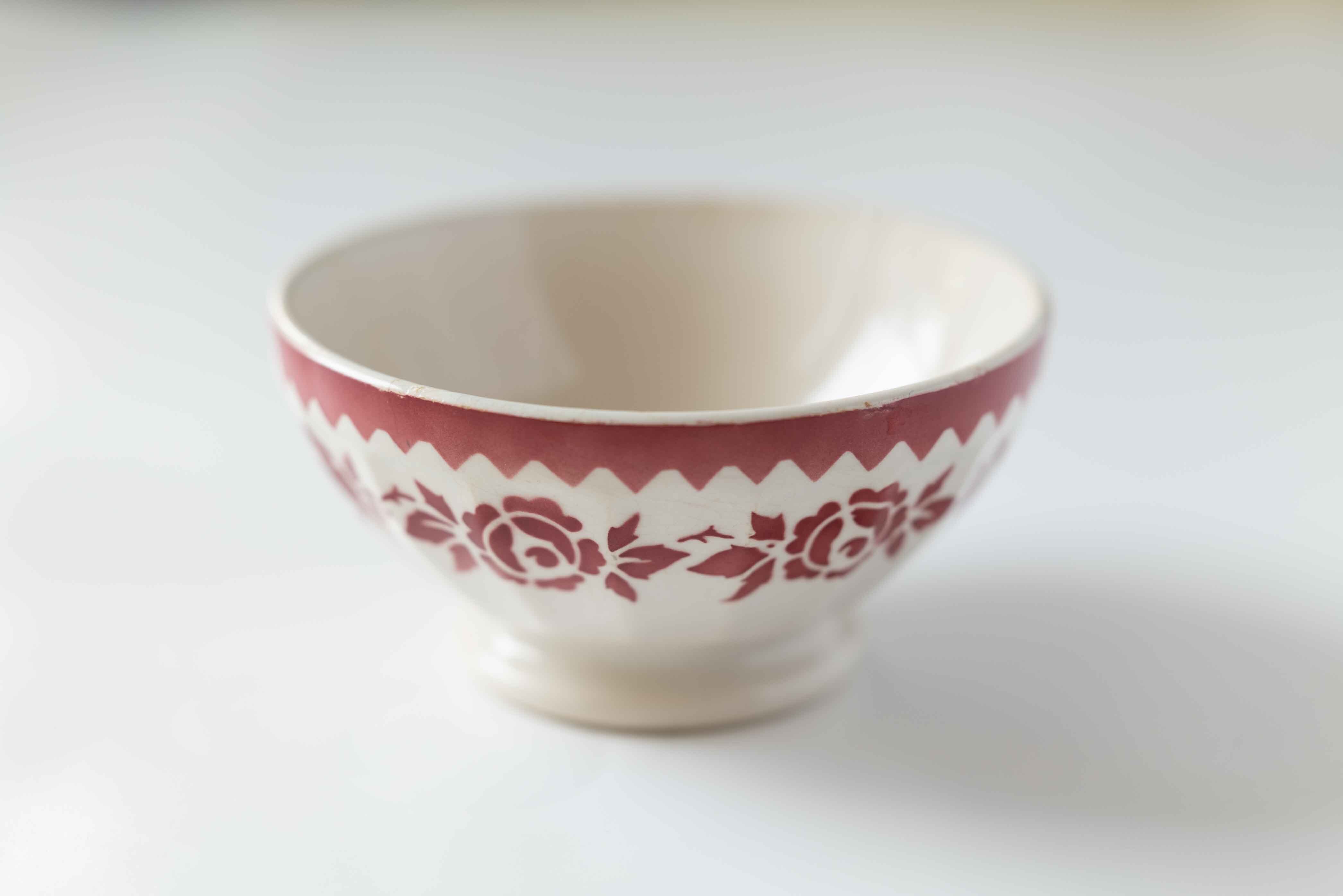 アンティークカフェオレボウル　古いタイプ　メーカーの記載はありませんが、おそらくDIGOIN/SARREGUEMINES（ディゴワン/サルグミンヌ）製 赤いお花柄