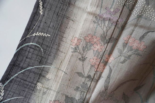 【単衣】ゆとりサイズ　灰藤色濃淡暈かし　山野草文しょうざん生紬訪問着