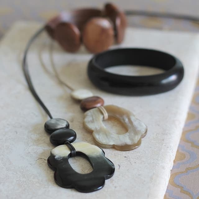 N-257w BH oval花ペンダント白 | Bijoux Kei