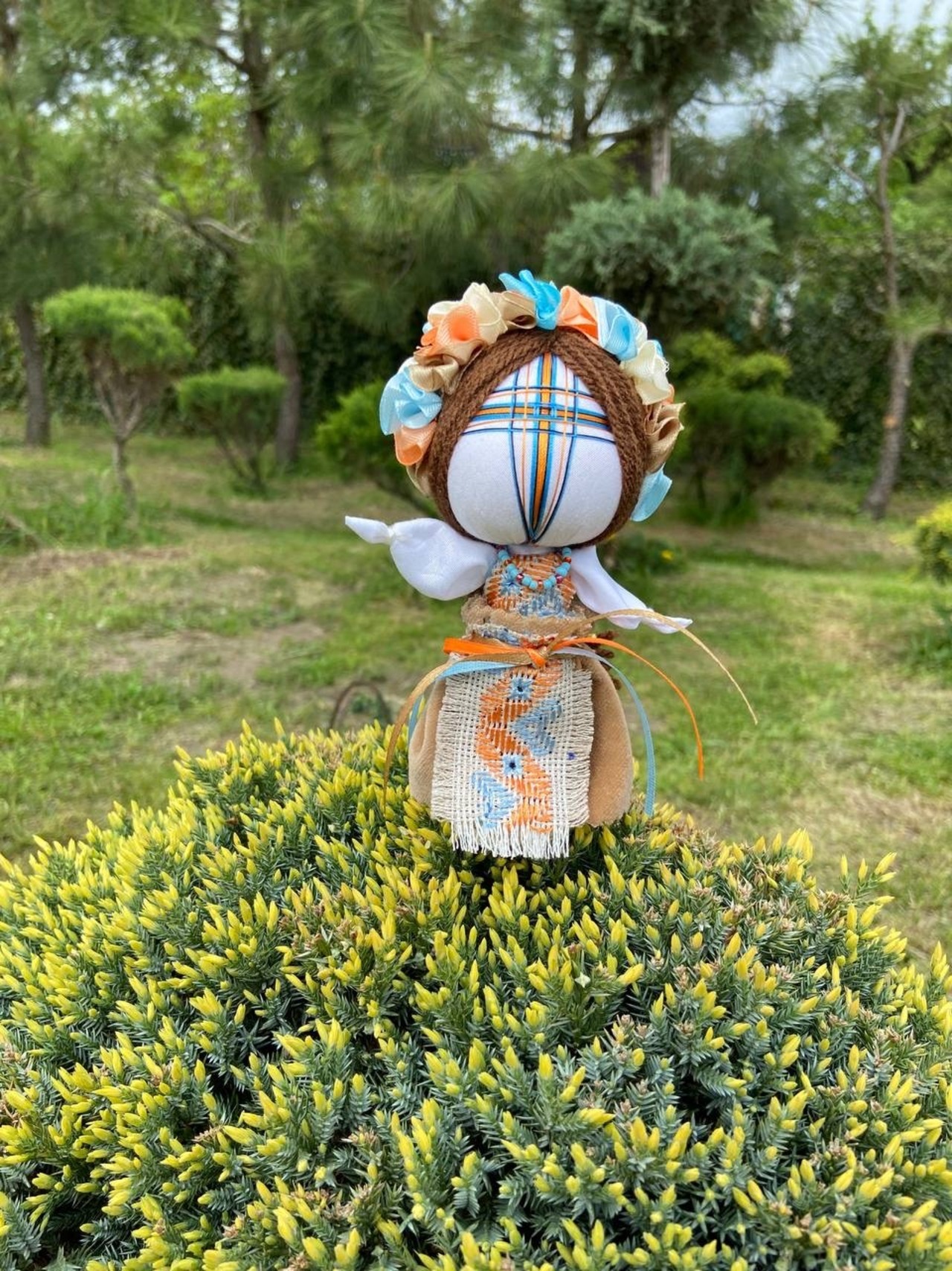 UA.Designer手作りモタンカ 14cm（ウクライナの御守り）スタンド付き　シルク系刺繍 - 6