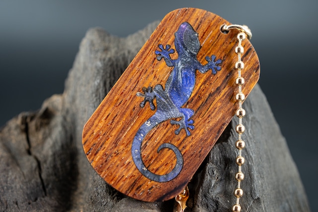 【 エスニックなローズウッド 】 ココボロ ドッグタグ 木象嵌 木登りトカゲ